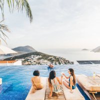 girlfriends having fun on pool party. cheers to the best weekend. - travel stockfoto's en -beelden