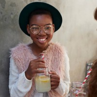 girls sitting on staircase & drinking lemonade - fashion stock-fotos und bilder