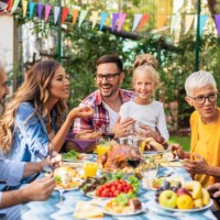 glückliche familie feiert thanksgiving-tag - garden decoration stock-fotos und bilder