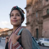 glückliche frau sightseeing rund um cusco rund um die kathedrale - travel stock-fotos und bilder
