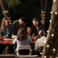 glückliche lateinische familie beim gemeinsamen abendessen draußen - garden decoration stock-fotos und bilder