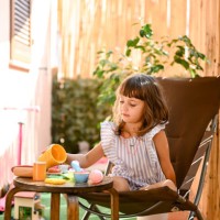 goûter par une journée ensoleillée. - garden decoration photos et images de collection