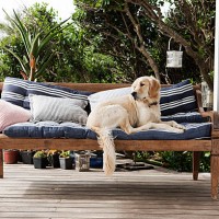 golden retriever en asientos al aire libre - home decoration fotografías e imágenes de stock
