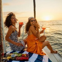 goldene stunde glühen auf dem ozean - fashion stock-fotos und bilder