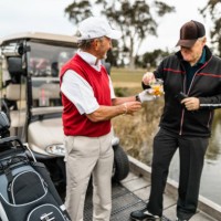 golfspelers neem een pauze op de golfbaan - food stockfoto's en -beelden