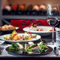 gourmet dinner: delicate fish carefully arranged with green vegetables - food stockfoto's en -beelden