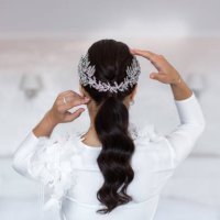 graceful stylish hairstyle for the brunette bride - hairstyle fotografías e imágenes de stock