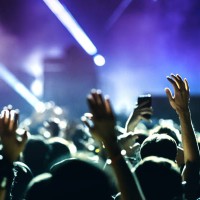 grand groupe de personnes lors d’une fête de concert. - concert photos et images de collection