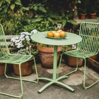 green garden furniture in a small garden. - home decoration stock pictures, royalty-free photos & images