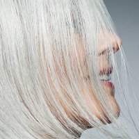 grey haired woman profile with hair covering face. - hairstyle stockfoto's en -beelden