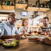 groep van vrolijke zakelijke mensen plezier op een lunch. - food stockfoto's en -beelden