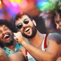 groep vrienden die plezier hebben op een concert. - concert stockfoto's en -beelden