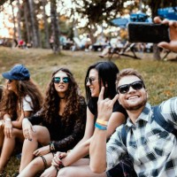 groep vrienden nemen selfie op zomer-muziekfestival - concert stockfoto's en -beelden
