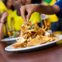 gros plan sur les nachos dans un bar - food photos et images de collection