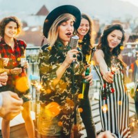 group of friends listening to live performance on rooftop party - concert photos et images de collection