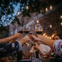 groupe d’amis à dîner - garden decoration photos et images de collection