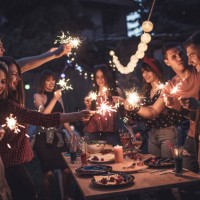 groupe d’amis en train de dîner fête dans l’arrière-cour - garden decoration photos et images de collection