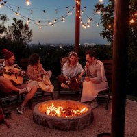 groupe d’amis profitant d’une soirée au coin du feu. - garden decoration photos et images de collection