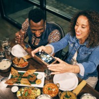 groupe multiethnique d’amis dans un restaurant indien - food photos et images de collection