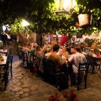 grupo de amigos cenando en el patio mediterráneo - food fotografías e imágenes de stock