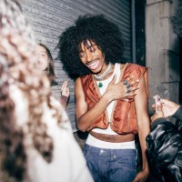 grupo de amigos multiétnicos disfrutando de la vida nocturna de nueva york - fashion fotografías e imágenes de stock