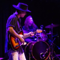 guitarist wearing wide brimmed hat performing onstage with band - concert stock pictures, royalty-free photos & images