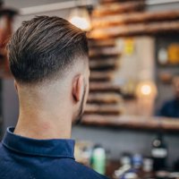 hübscher mann mit modernem haarschnitt - hairstyle stock-fotos und bilder