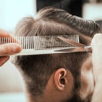 haar-styling von professionellen friseur - hairstyle stock-fotos und bilder
