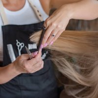 hair cutting in salon - hairstyle stockfoto's en -beelden