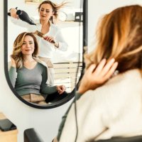 hairdresser achieving the perfect finish with drying - hairstyle stockfoto's en -beelden