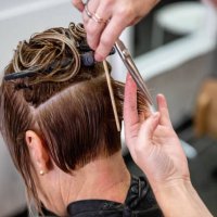 hairdresser using scissors to trim ladies short hair - hairstyle stock-fotos und bilder