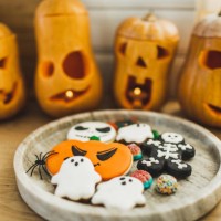 halloween background with spooky ghost shaped cookies on tray and pumpkin lanterns - home decoration stock pictures, royalty-free photos & images