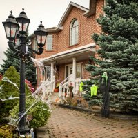 halloween decorations in front of house - garden decoration stock pictures, royalty-free photos & images