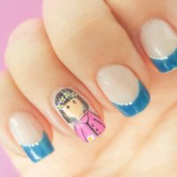 hand showing doll design nail art, pastel colors - nails art photos et images de collection
