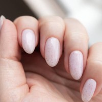 hand with beautiful manicure - pink gel nails with glitter - fashion fotografías e imágenes de stock