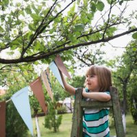 happy child preparing a party event - garden decoration stockfoto's en -beelden