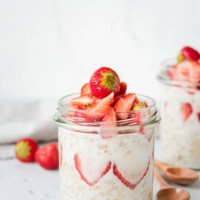 healthy breakfast overnight oats with strawberries - junk food stock pictures, royalty-free photos & images