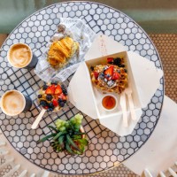 healthy breakfast prepared for takeaway from a cafe, directly above view - junk food stock pictures, royalty-free photos & images