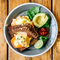 healthy breakfast with rye bread, salmon, poached egg, avocado and lime - food stockfoto's en -beelden