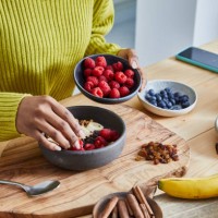 healthy oat meal breakfast preparation - food stockfoto's en -beelden