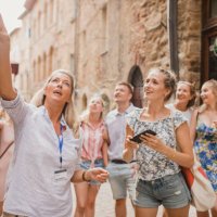 hebben een rondleiding door de straten van de stad - travel stockfoto's en -beelden