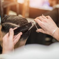 heckansicht des jungen mann immer einen modernen haarschnitt. - hairstyle stock-fotos und bilder