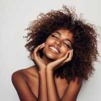 hermosa mujer afro con maquillaje perfecto - hairstyle fotografías e imágenes de stock