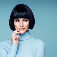 hermosa mujer con pelo corto negro - hairstyle fotografías e imágenes de stock