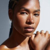 hermosa mujer de ojos marrones. foto de archivo - hairstyle fotografías e imágenes de stock