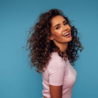 hermosa mujer emocional con peinado perfecto - fashion fotografías e imágenes de stock