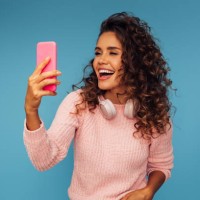 hermosa mujer emocional escuchando música - fashion fotografías e imágenes de stock