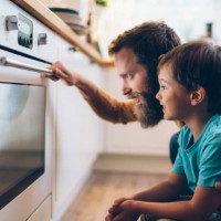 het kokenvan de vader en van de zoon diner thuis - food stockfoto's en -beelden