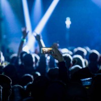 het nemen van een foto op een muziekfestival - concert stockfoto's en -beelden