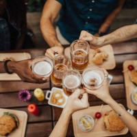 het verhogen van uw glazen voor een toast. - food stockfoto's en -beelden